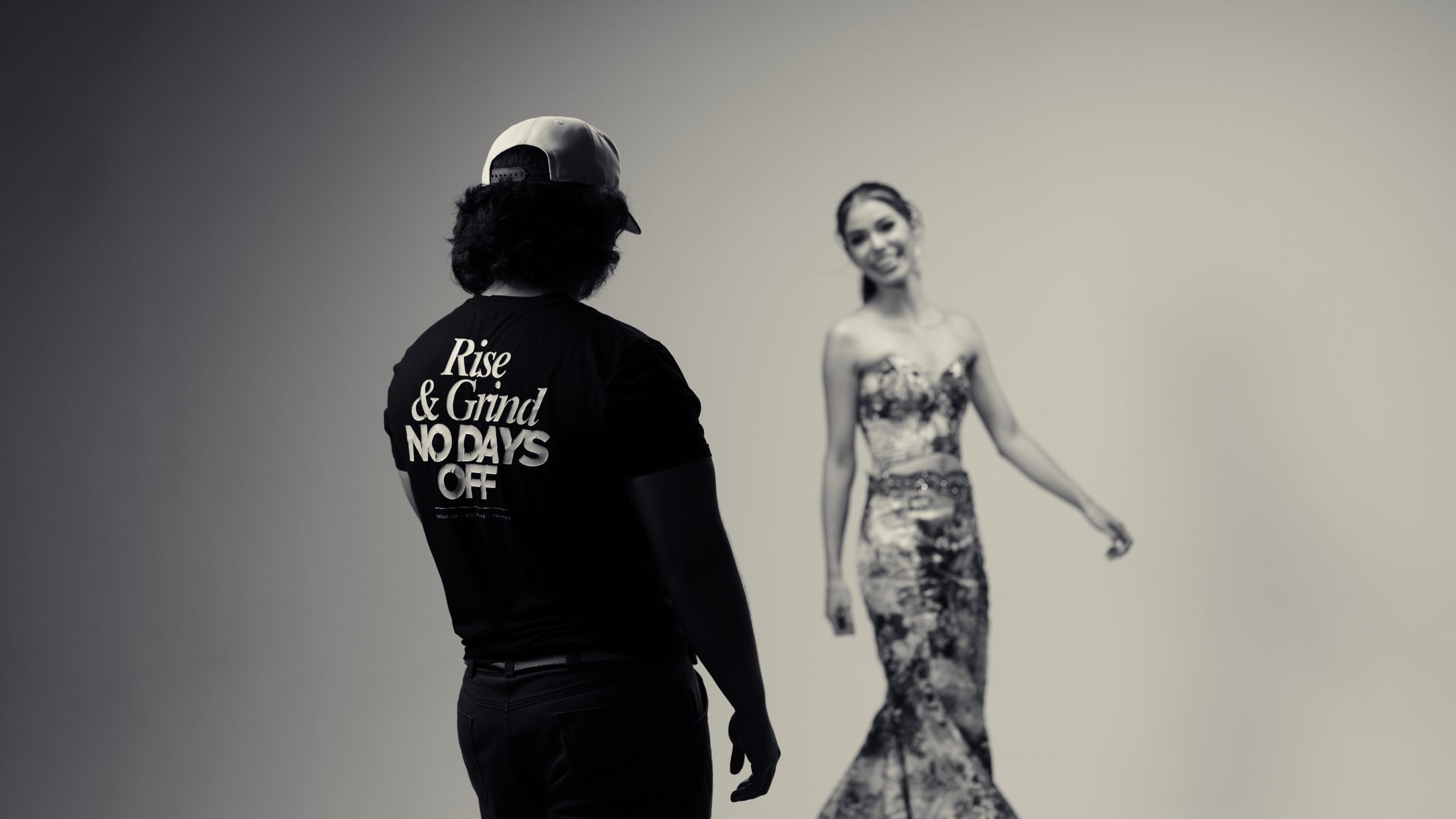 Ale dirigiendo a una modelo en el estudio